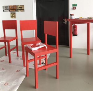 Röda blanka stolar