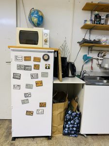 Ett kylskåp med magneter