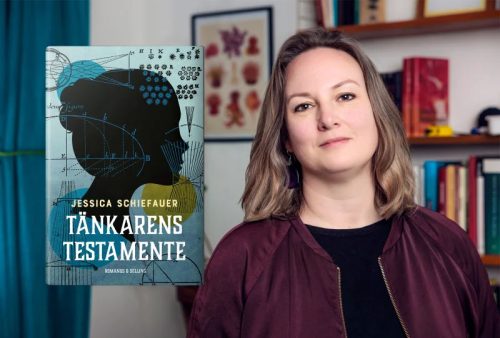 Författaren Jessica Schiefauer porträtterad tillsammans med omslaget till boken Tänkarens Testamente som hon har skrivit.