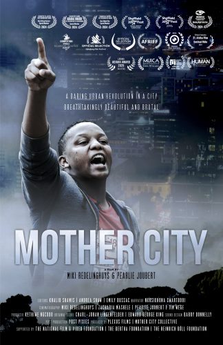 Filmaffisch för dokumentären Mother City, föreställande en pojke som pekar mot skyn framför en bakgrund föreställande Kapstaden.
