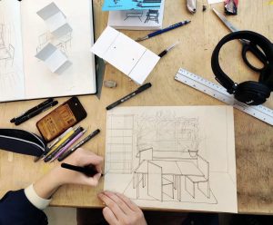 Kursdeltagare på Designskolan skissar ett rum Kursdeltagare på Designskolan på Ölands Folkhögskola skissar ett rum med bord och stolar