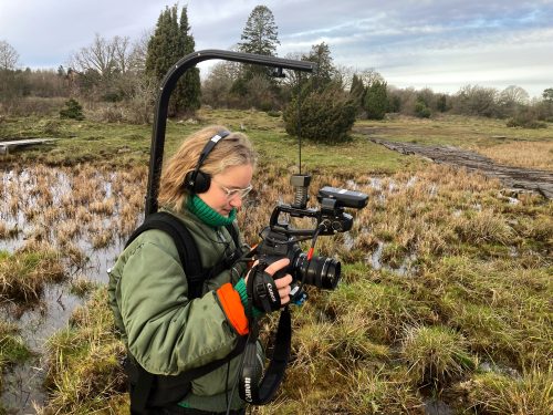 Deltagare som är ute och filmar med Canon C100