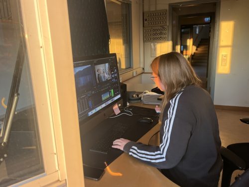 Deltagare framför klippdator i klipprum 8