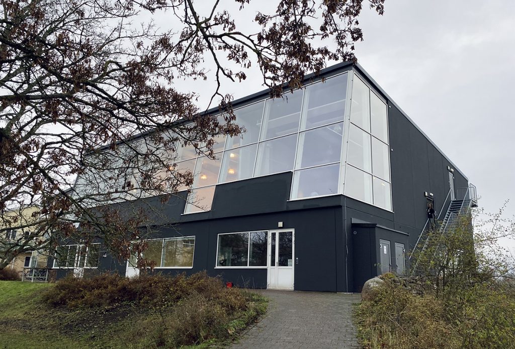 ett stort hus med stora glaspartier