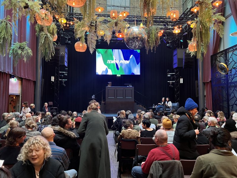 Tidigare deltagare pitchar under Tempo Dokumentärfestival