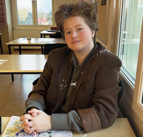 Deltagare vid bänk i ett klassrum