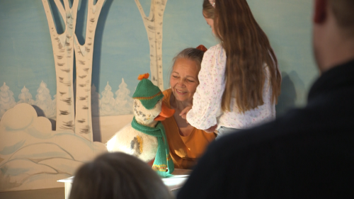 Bild på buktalaren Pytte och dockan Anki som möter sin publik