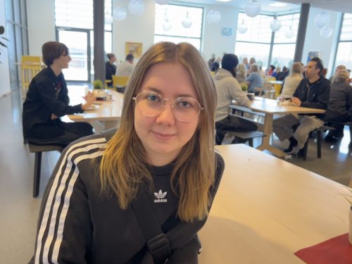 Deltagaren Emmy Christensen i matsalen på Ölands folkhögskola