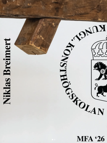 En affisch med bokstäver/info och en träkonstruktion i ovankant