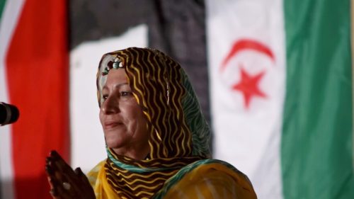 Mariem Hassan framför Västsaharas flagga