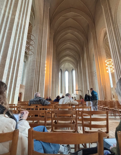 En enorm kyrkovolym, sedd inifrån